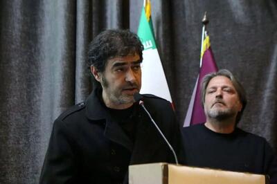  بوسه شهاب حسینی بر دستان پدر جانباخته حوادث دی ماه