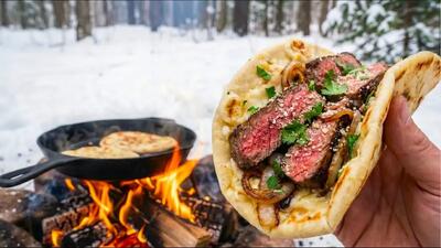  چگونه یک ساندویچ استیک روستایی در ماهیتابه چدنی درست کنیم؟