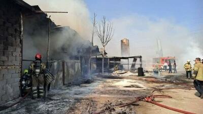  آتش‌سوزی گسترده یک گاراژ چوب‌بری در بزرگراه آزادگان/ مهار حریق بدون تلفات جانی