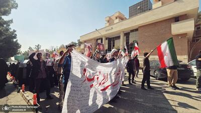  روایت دانشجویان دانشگاه شهید بهشتی از اتفاقات یکشنبه(سوم اسفند ماه)؛ از شعارها و پلاکاردهای دانشجویان تا ورود یک خودرو به محدوده حضور معترضان