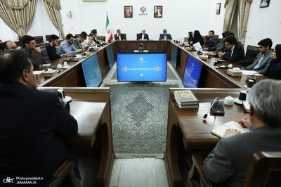  نشست معاون اول رییس جمهور با دانشجویان/ عارف: برای من ارزش پرخاش یک دانشجو بیشتر از تکریم افراد است/ کشور در حوادث دی ماه یک باخت جدی داشت؛ حدود سه هزار جوان را از دست دادیم/ برنامه اداره اقتصاد جنگ آذر ماه سال ۱۴۰۳ تصویب شد