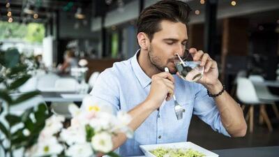  حتی اگر تشنه نیستید، این ۶ علامت می‌گوید بدن تان آب می‌خواهد