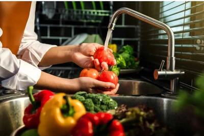  نمک، سرکه یا جوش‌شیرین؟ بهترین روش ضدعفونی میوه و سبزی