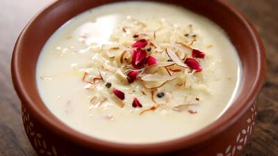  طرز تهیه فرنی نشاسته ای با آب؛ انتخابی عالی برای پذیرایی و افطار سبک