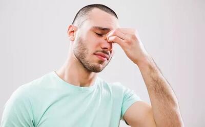  دلیل کیپ شدن بینی در صبح چیست؟ | چرا هر روز صبح با بینیِ گرفته بیدار می‌شویم؟