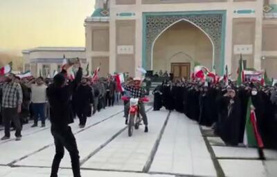  خواندن سرود ملی ایران توسط دانشجویان دانشگاه فردوسی مشهد همراه با سلام نظامی