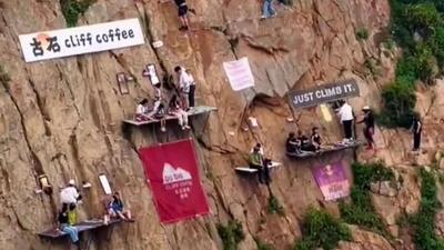  یک کافه بر شیب صخره در طول تعطیلات سال نو در رسانه‌های اجتماعی چین به یک ترند تبدیل شد