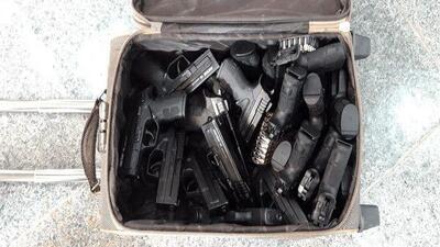  کشف ۱۵ کلت از چمدان یک پسر و دختر