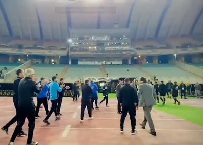  اعتراض جالب آبی‌ها به داور: ایستادند و کف زدند!