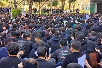  عکس پربازدید از یک پرچم در دانشگاه شریف