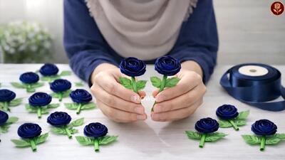  من از یک بطری پلاستیکی کوچک برای شکل دادن به این گل رز روبان ساتن استفاده کردم!