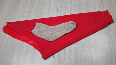  با آستین ژاکت قدیمی، جوراب گرم بدوزید / در عرض ۱۵ دقیقه، بدون نیاز به الگو !