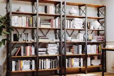  خداحافظی با گرد و غبار؛ روش‌های طلایی برای تمیز کردن کتابخانه در شب عید