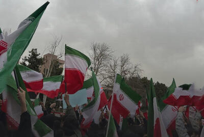  راهپیمایی دانشجویان شهید بهشتی در اعتراض به اهانت به پرچم ایران | تصاویر