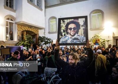  گریه بهرام افشاری، شهاب حسینی دست پدر جواد گنجی را بوسید/ آمادگی شهاب حسینی برای کمک به هنرمندان بازداشت شده در دی ماه/ جواد گنجی فرزند ایران جان‌فدای میهن/ عکس ها