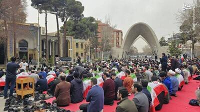  عکس/ پرچم ایران بر دوش نمازگزاران دانشگاه علم و صنعت