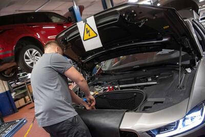  چرا تعمیر خودروهای برقی بیشتر از بنزینی زمان می‌برد؟ - پدال