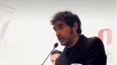  فیلم / بوسه شهاب حسینی بر دست پدر جواد گنجی جانباخته درحوادث دی ماه / آماده همه نوع همکاری برای آزادی بازداشتی ها هستم