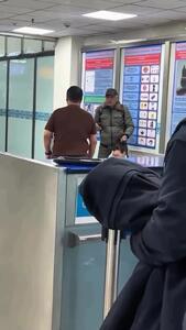  فیلم / اقدام شجاعانه یک مرد جان مأمور فرودگاه را نجات داد