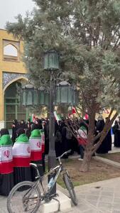 فیلم خواندن سرود «ای میهن خدایی صحن امام رضایی» از سوی دانشجویان شریف مقابل مسجد دانشگاه