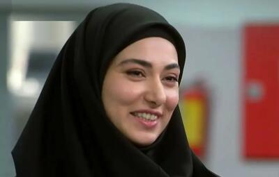  سفر در زمان؛ چهرۀ «مریم» (سریال ساهره) در حال اجرای دکلمه در یک کنسرت