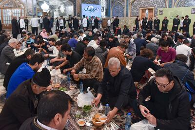  تصاویری از سفره های افطار ماه مبارک رمضان در حرم امام رضا (ع)