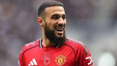  یک جعبه خرما برای بازیکن منچستریونایتد، یک پیراهن یادگاری برای خبرنگار