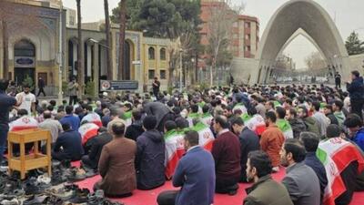  پرچم ایران بر دوش نمازگزاران دانشگاه علم و صنعت