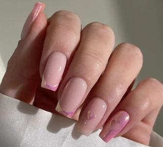  ۱۷ مدل مانیکور فرنچ کرومی برای امتحان کردن، از مدل فرنچ‌های قلبی قرمز گرفته تا فرنچ‌های طلایی