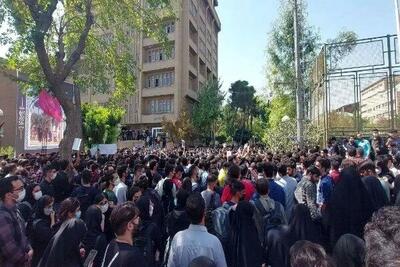  یکی از دانشجویان دانشگاه شریف: افرادی که در صف اول تجمعات بودند، توسط دوربین‌های دانشگاه شناسایی شدند/ بین ۱۰ تا ۲۰ دانشجو ممنوع‌الورود هستند