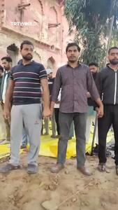  زنجیره انسانی دانشجویان هندو هنگام نماز خواندن مسلمانان