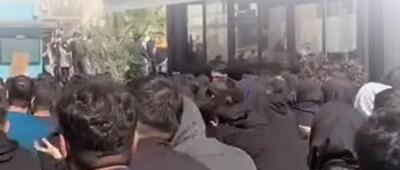  گزارش روزنامه شرق  از موج جدید تشکیل پرونده برای دانشجویان و ممنوعیت از ورودشان به دانشگاه: در صف کمیته انضباطی