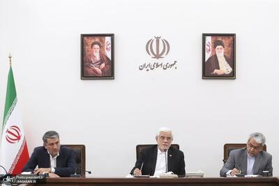  عارف: امروز بیش از هر زمان به رفاقت ملی نیاز داریم/ رقابت اقتصادی عامل اصلاح قیمت‌ها و ارتقای کیفیت است/ تا زمانی که مطالبات شرکت‌ها از سوی دولت پرداخت نشده، بانک‌ها نباید بابت تأخیر در بازپرداخت اقساط، آن‌ها را مشمول جریمه دیرکرد کنند