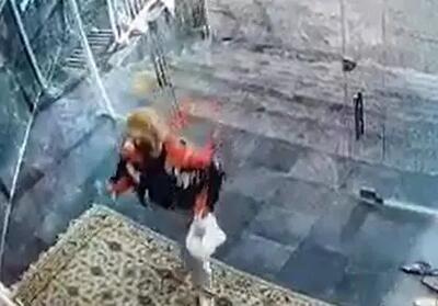  دختر خرابکاری که روز گذشته قصد داشت مسجدی را به آتش بکشد، ناکام ماند/ ویدئو