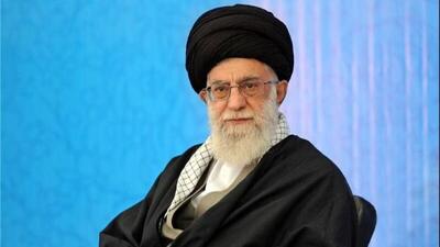  فیلم  / نگاهی به چیدمان تحسین برانگیز خانه دوبلکس رهبری انقلاب / از ترک روی دیوارش تا آشپزخانه و یخچال از میز مطالعه و صندلی نوستالژی اش تا گلیم راهرو و فرش زیبای ایرانی و کتابخانه منحصربفردش