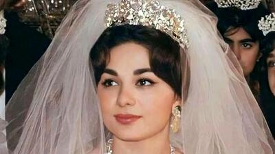  عکس ها / نگاهی به کلکسیونی از جواهرات لوکس و لباس جواهرنشان فرح پهلوی/ از تاج ها و گردنبد های الماس نشان تا لباس دنباله ار پر از جواهرات و مرواریدش
