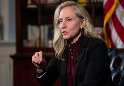  فرماندار دموکرات ایالت ویرجینیا: ماموران فدرال ترامپ شهروندان آمریکایی را در خیابان‌ها می‌کشند + فیلم