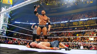  16 سال گذشت؛ وقتی جان سینا پس از قهرمانی کمربند WWE در المینیشن چمبر، بلافاصله آن را به باتیستا واگذار کرد!