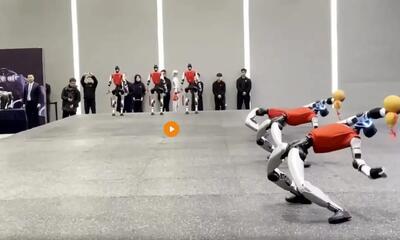  هنرنمایی ربات‌های چینی مقابل صدراعظم آلمان