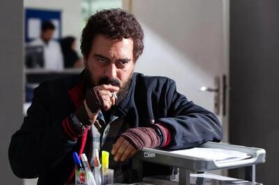  ژست خاص ساسانِ فاصله‌ها با یک سگ بازیگوش