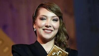  گریم خاص صدف اسپهبدی در پشت‌ صحنه یک نمایش