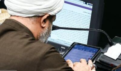  تهیه طرح دو فوریتی برای مجازات اهانت کنندگان به پرچم توسط یک نماینده تندرو