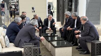  وزیر خارجه عمان: مذاکره‌کنندگان برای وقفه‌ای کوتاه جلسه را متوقف کرده‌اند؛ ادامه مذاکرات امروز از سر گرفته می‌شود/ العربیه: تهران پیشنهادی ارائه کرده که بر اساس آن، می‌توان به‌ سوی یک توافق حرکت کرد/ صداوسیما: به نظر می‌رسد که ایران و آمریکا نسبت به مواضع یکدیگر، چراغ سبز نشان داده‌اند/ بدر البوسعیدی: مذاکره‌کنندگان با گشودگی بی‌سابقه‌ای نسبت به ایده‌ها برخورد می‌کنند
