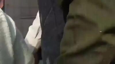  لحظه سقوط خواهر عمران خان در جوی آب