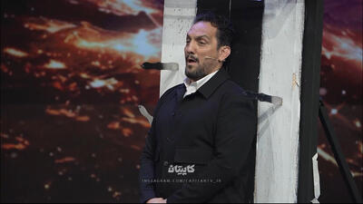  لحظه پرتاب چاقو به سمت پژمان درستکار + ویدئو | اجرای دلهره‌آور روی صحنه کاپیتان را ببینید