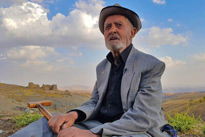  قهرمان بدون شمشیر: ریزعلی خواجوی و حماسه‌ای از جنس بیل و روستا