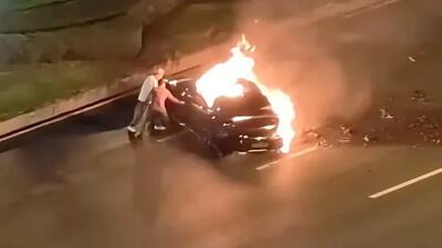  مرگ دلخراش مالک یک خودروی برقی پس از سانحه: قطع برق مانع باز شدن درب‌ها شد