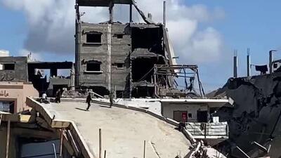  کودکان روی پشت بام یک خانه ویران شده در نوار غزه بازی می‌کنند