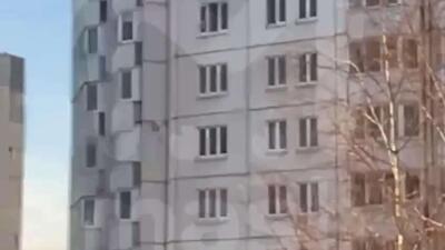  لحظه سقوط یک پسر بچه دو ساله از پنجره طبقه دهم ساختمانی در سن پترزبورگ روسیه