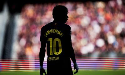  لامین یامال جایزه بهترین بازیکن فصل ۲۵-۲۰۲۴ بارسلونا را دریافت کرد / عکس